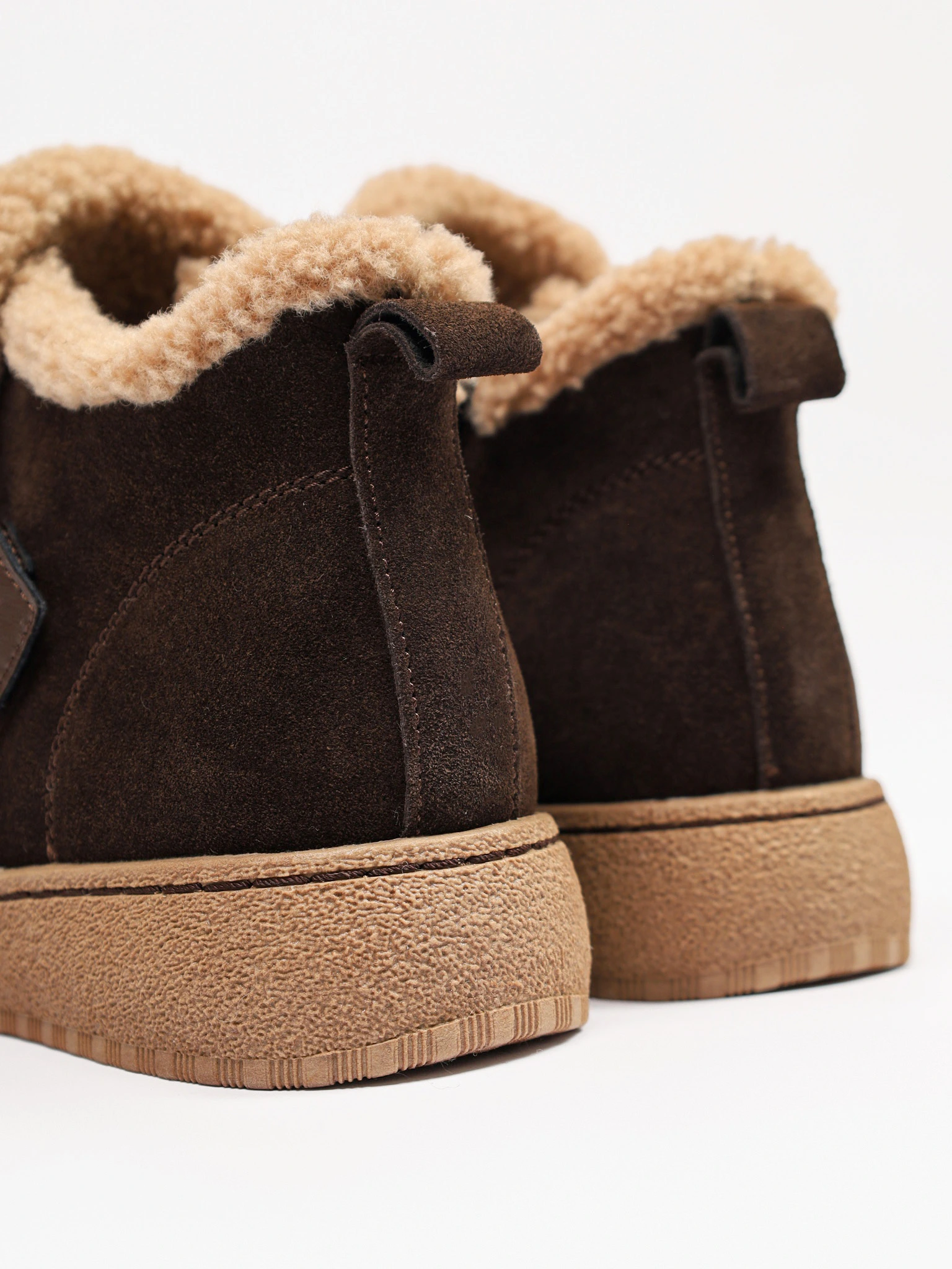 Ботинки темно-коричневого цвета с ремешком на низкой платформе